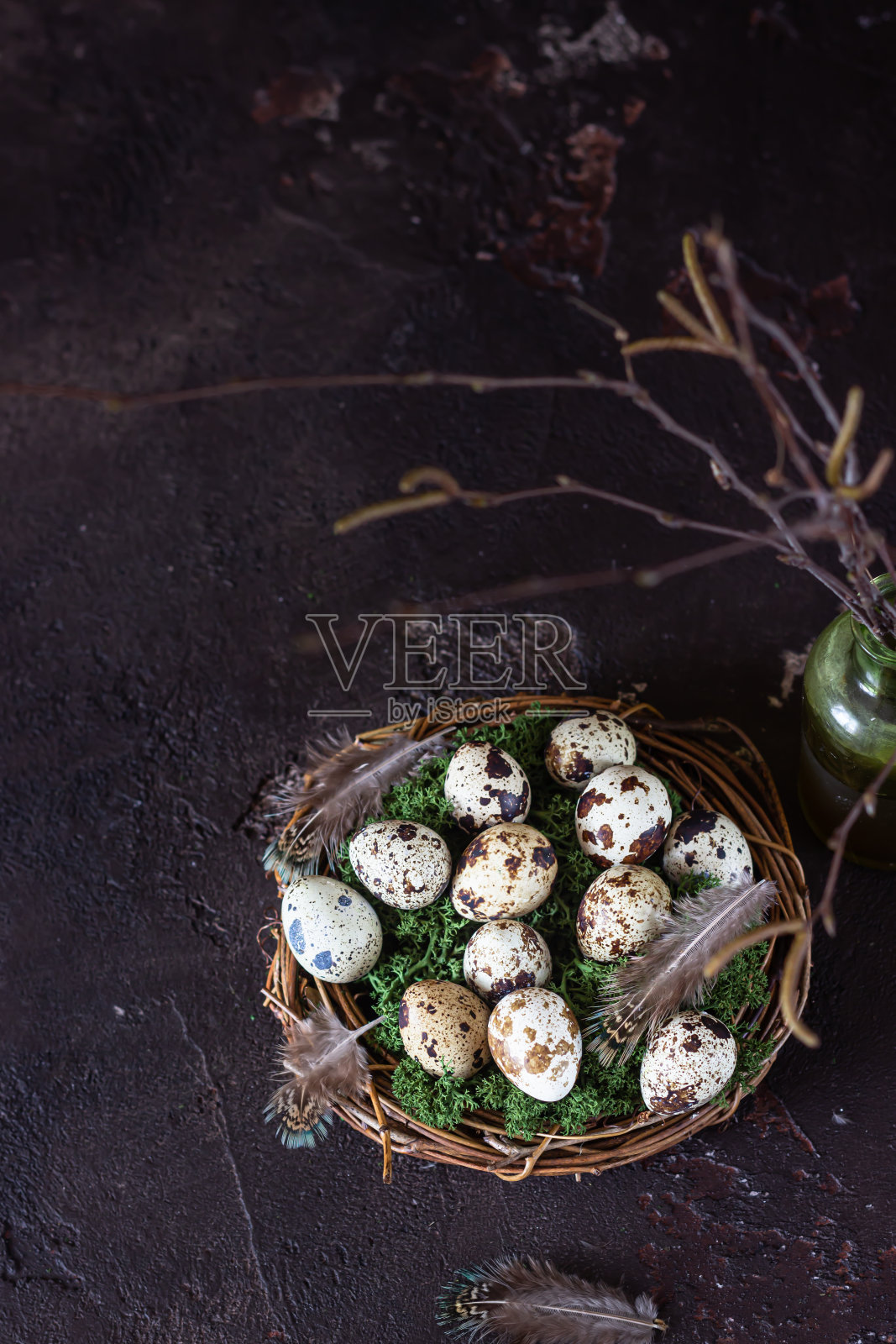 另类复活节背景：鸟巢和鹌鹑蛋照片摄影图片