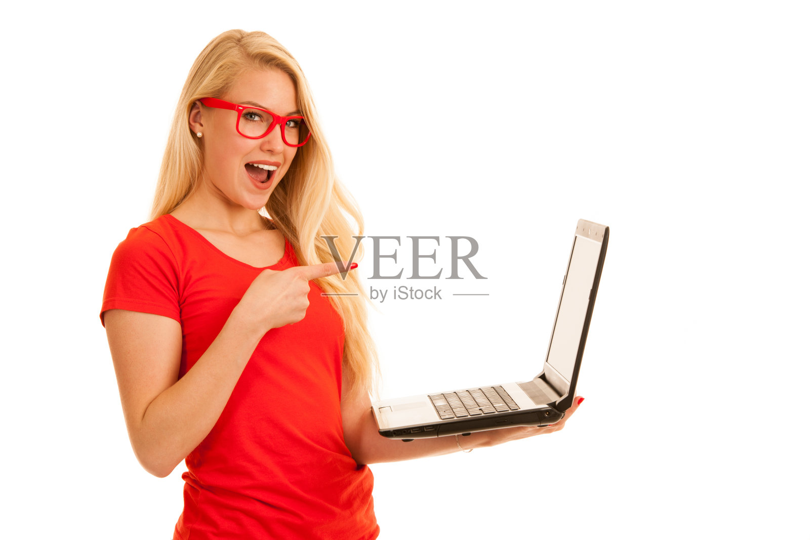 一位拿着笔记本电脑，面露惊喜和成功的年轻漂亮女人照片摄影图片