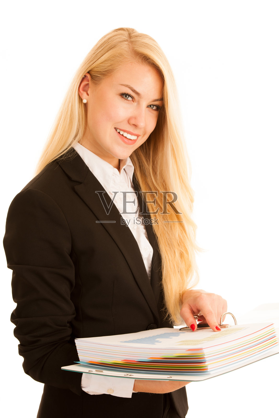 年轻女子在办公室的工作文件夹中查看数据照片摄影图片