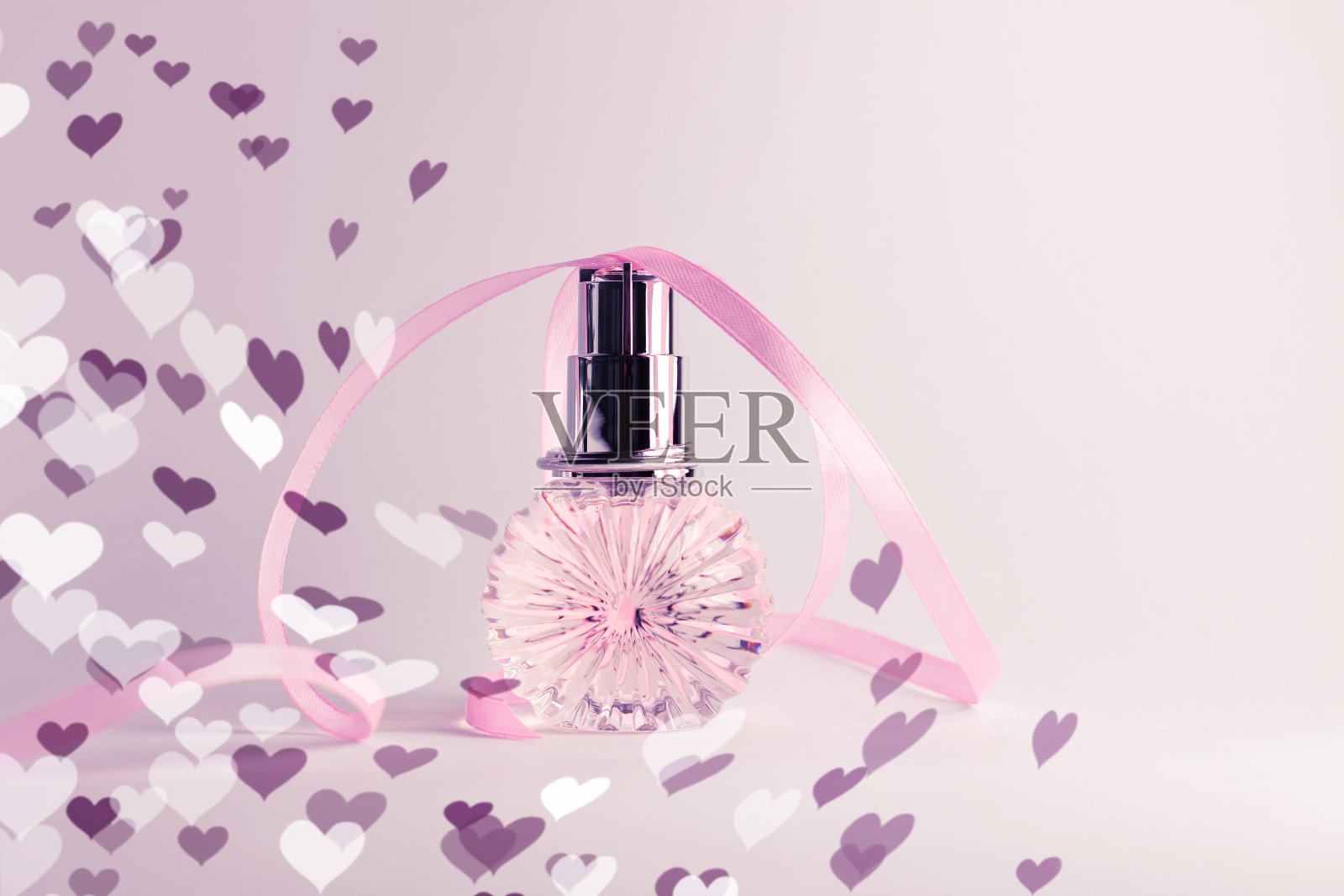 淡色背景的香水瓶。空白香水模型，水疗品牌概念。魅力香水，淡香水照片摄影图片