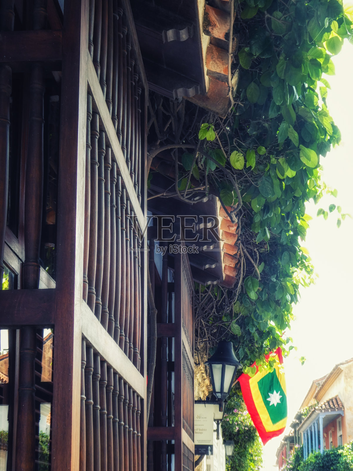 带有旗帜的殖民地建筑照片摄影图片