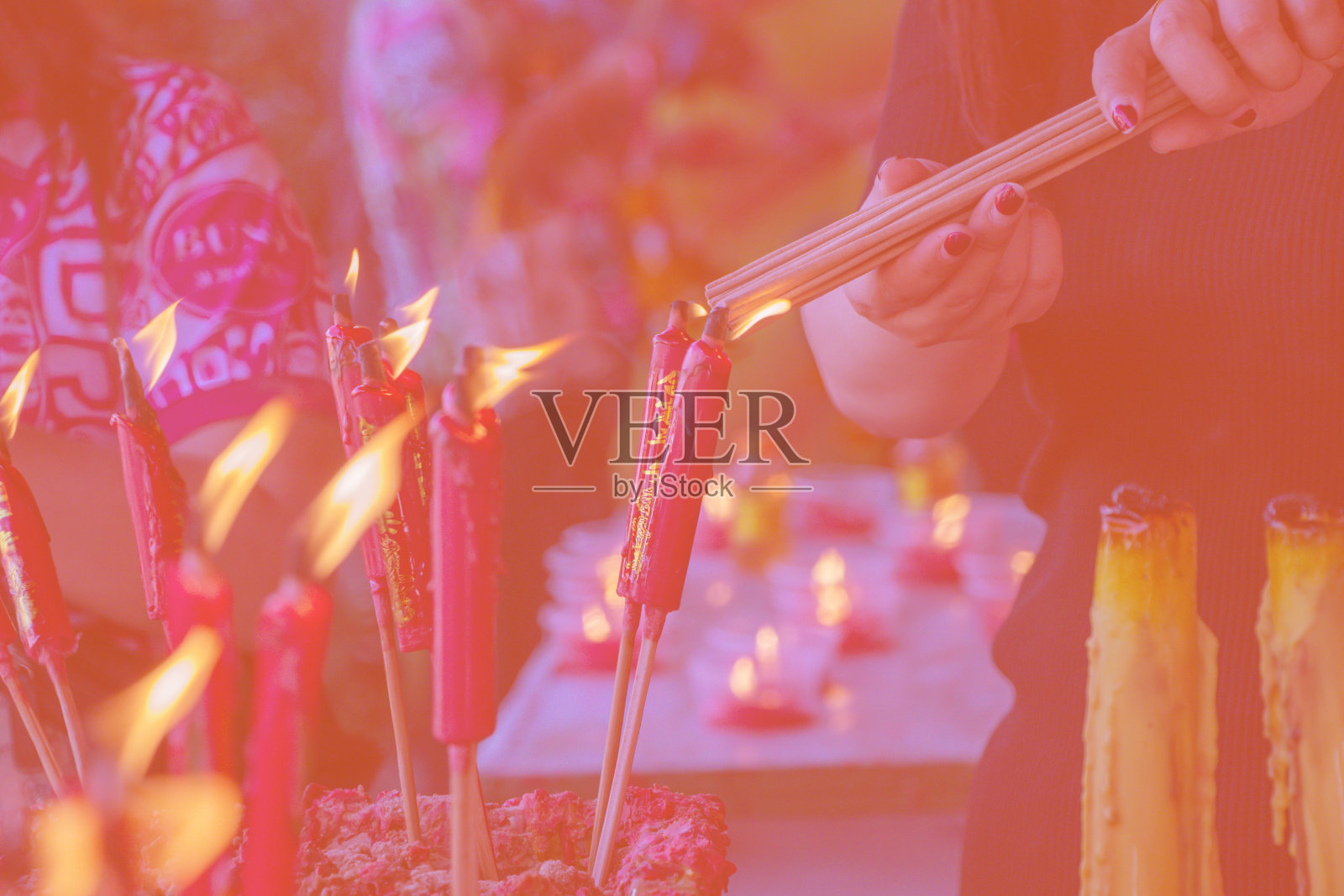 中国寺庙香炉中的蜡烛照片摄影图片