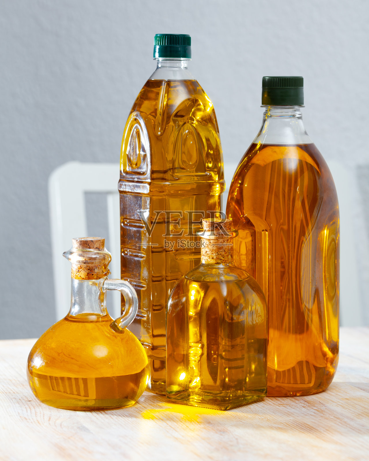 植物油放在木桌上照片摄影图片