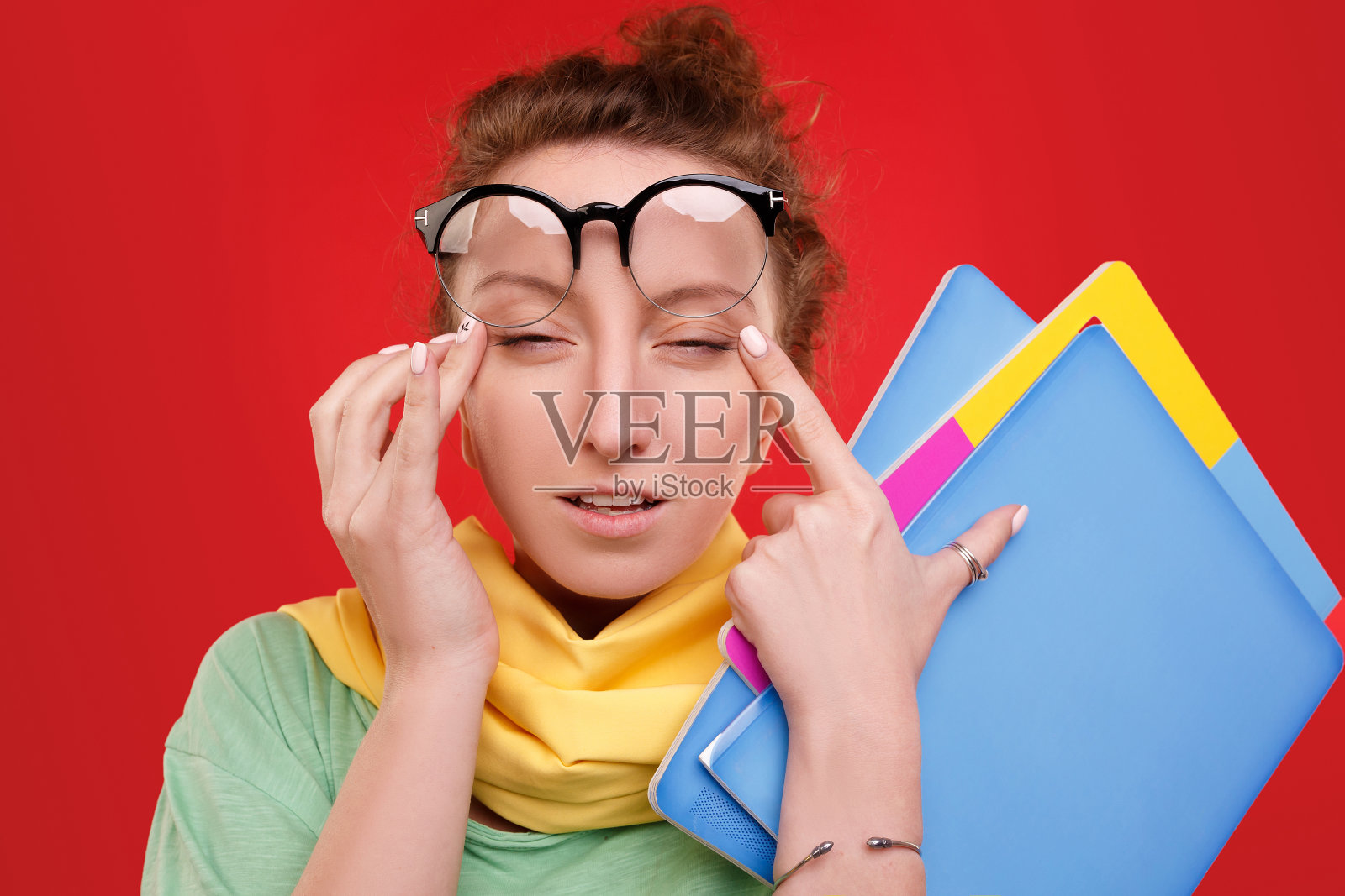 在工作室摆姿势的美丽年轻女孩照片摄影图片