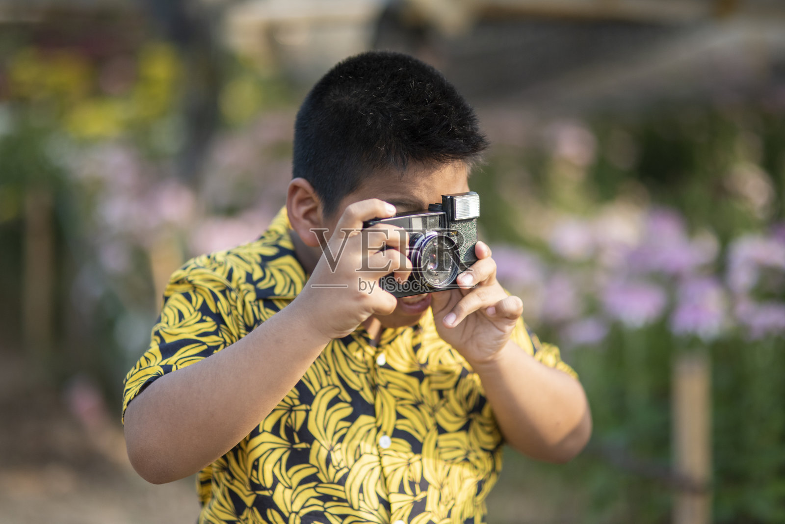 使用相机的亚洲男孩照片摄影图片