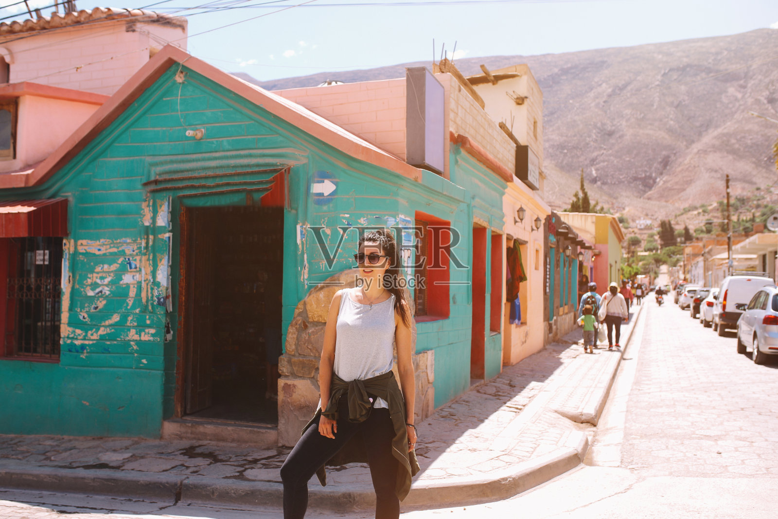 女游客在阿根廷乡村街道观光照片摄影图片