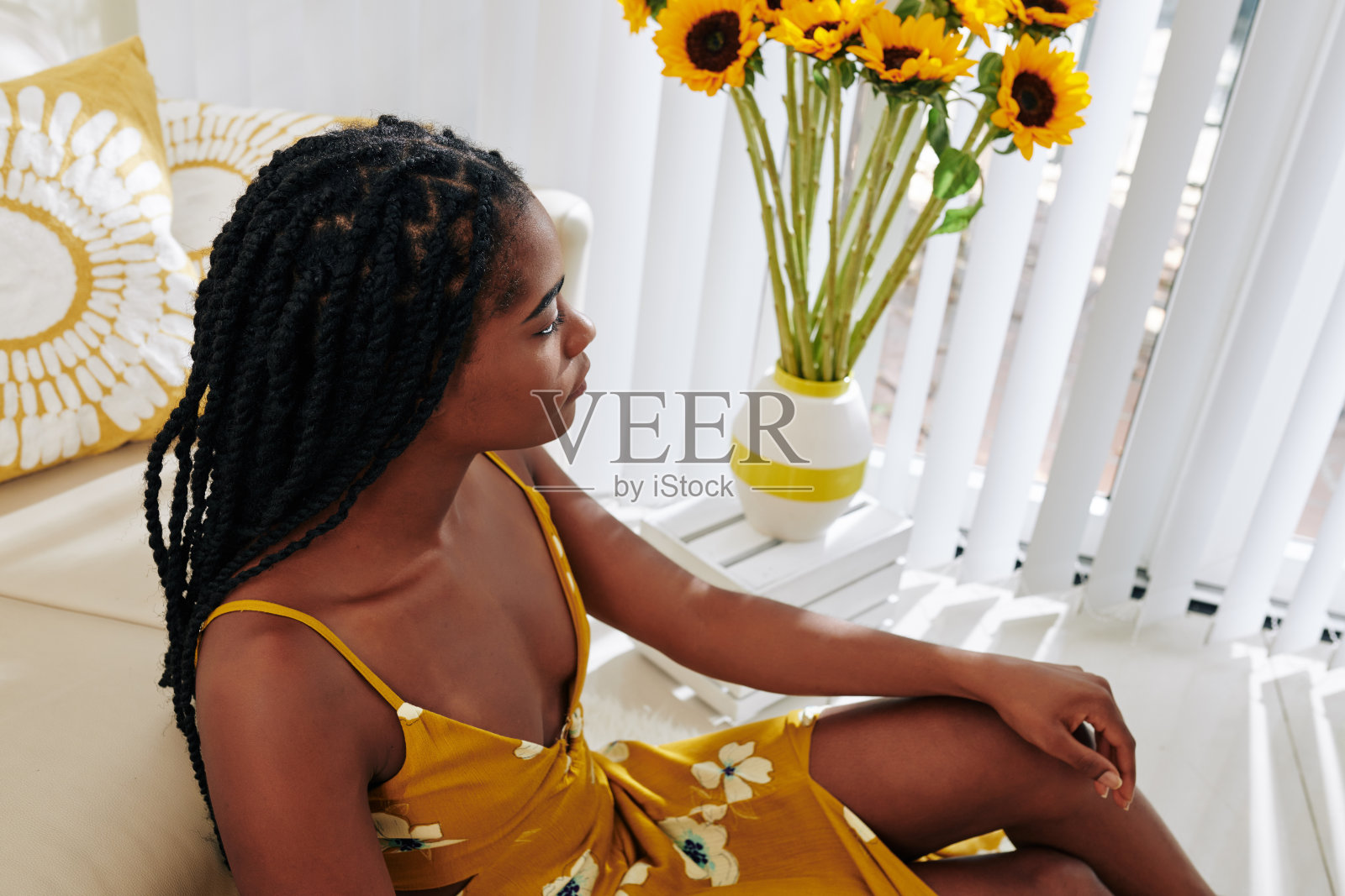 坐在沙发上的女人照片摄影图片