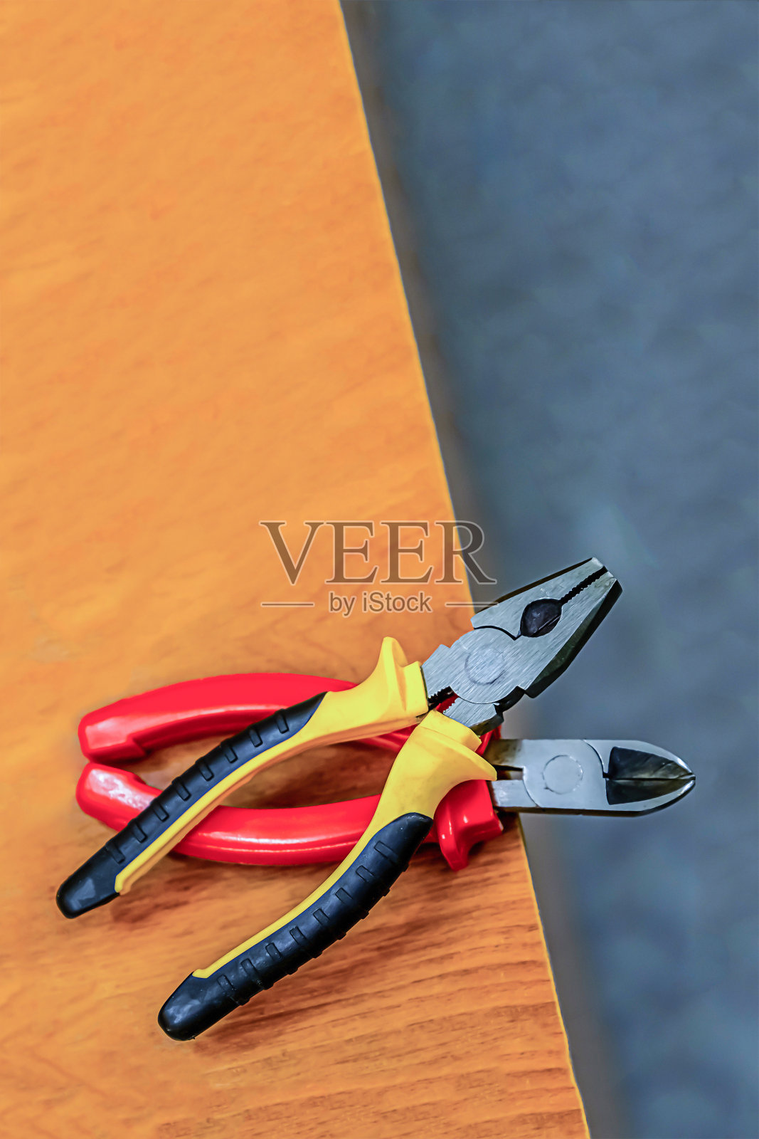 木桌上的钳子与工程背景照片摄影图片
