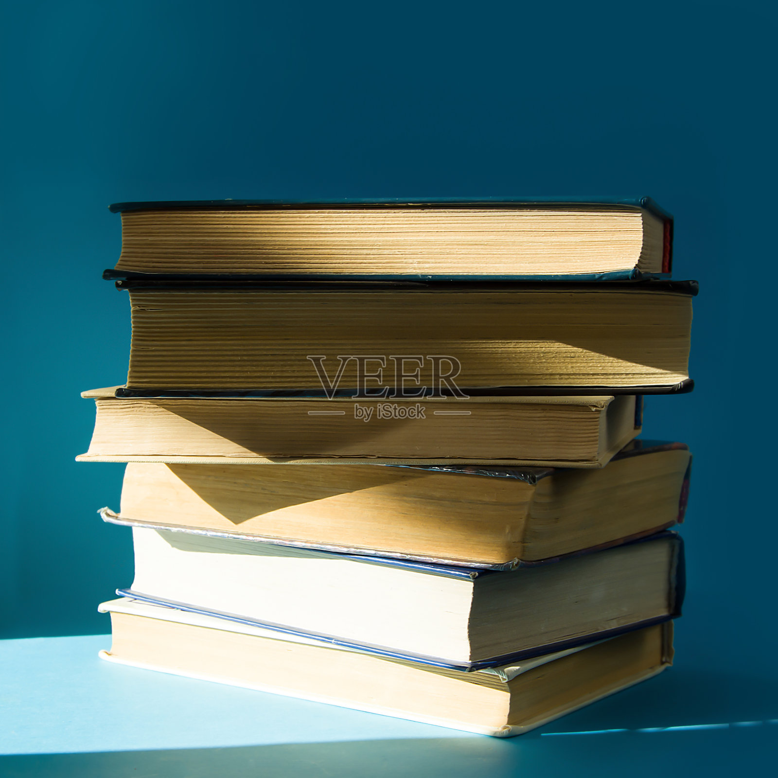 一堆旧书，蓝色背景照片摄影图片