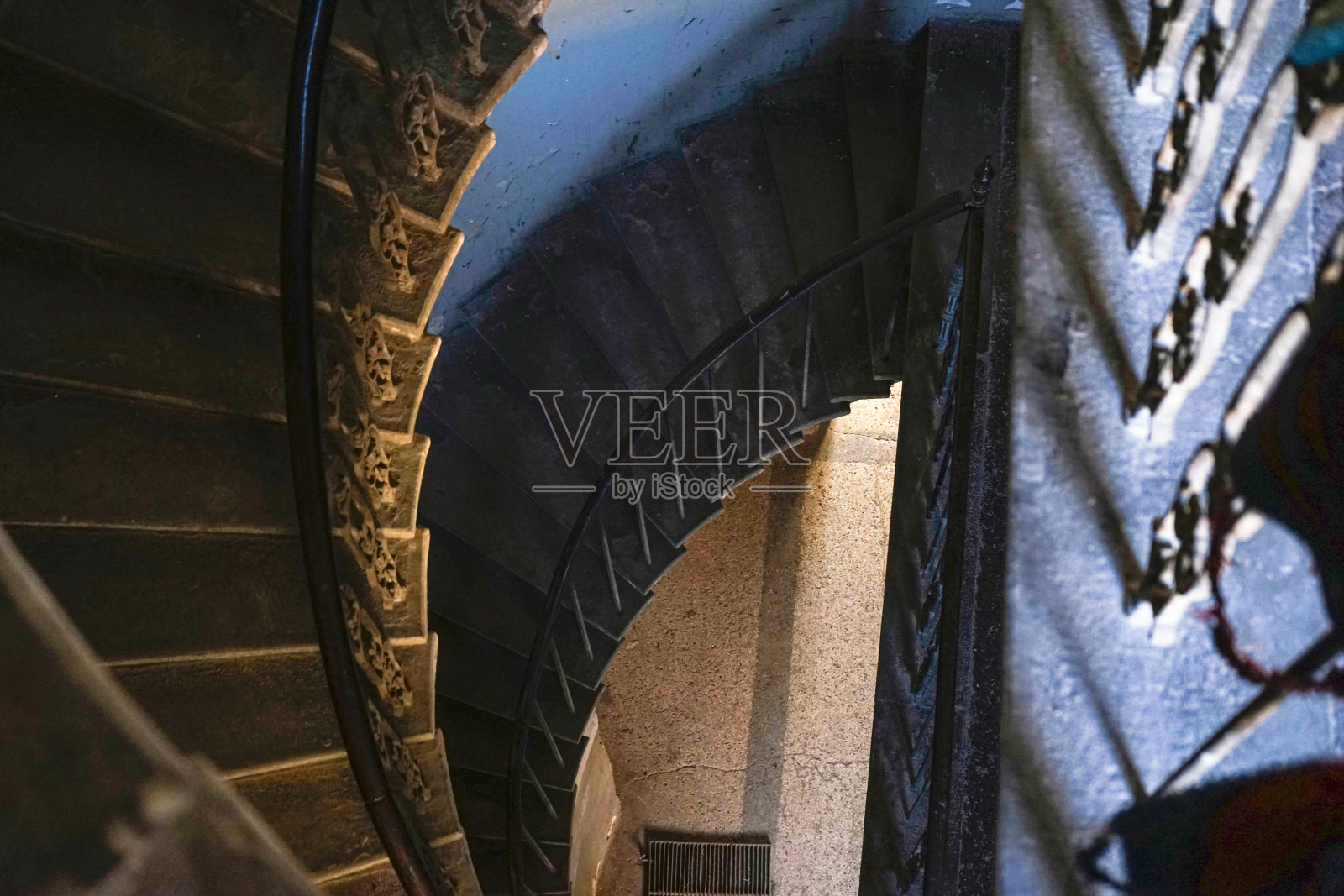 旧建筑里的旧楼梯，平铺着。照片摄影图片