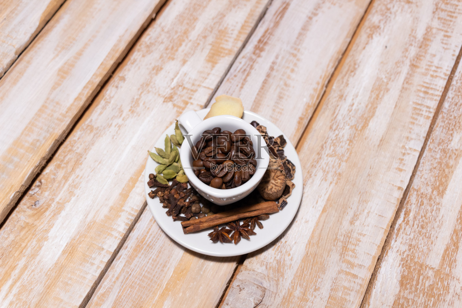 咖啡杯与香料盘煮咖啡在木制的乡村背景照片摄影图片