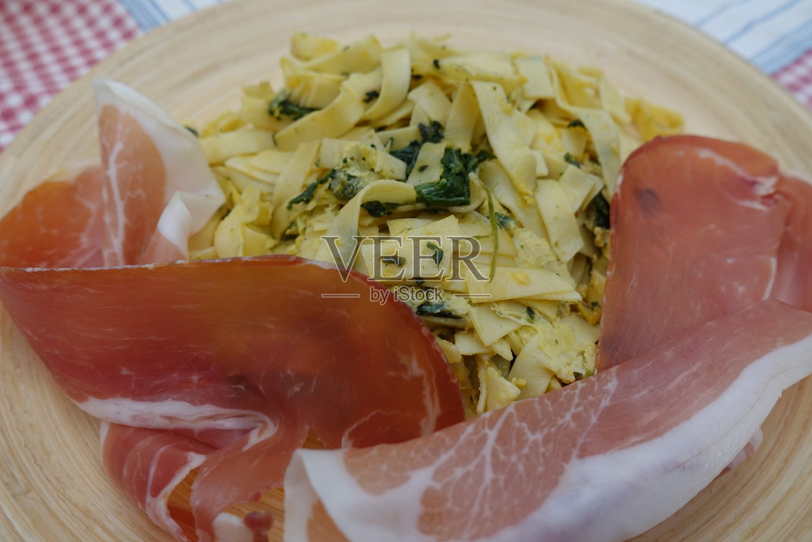 火腿意大利扁面配菠菜煎蛋卷照片摄影图片