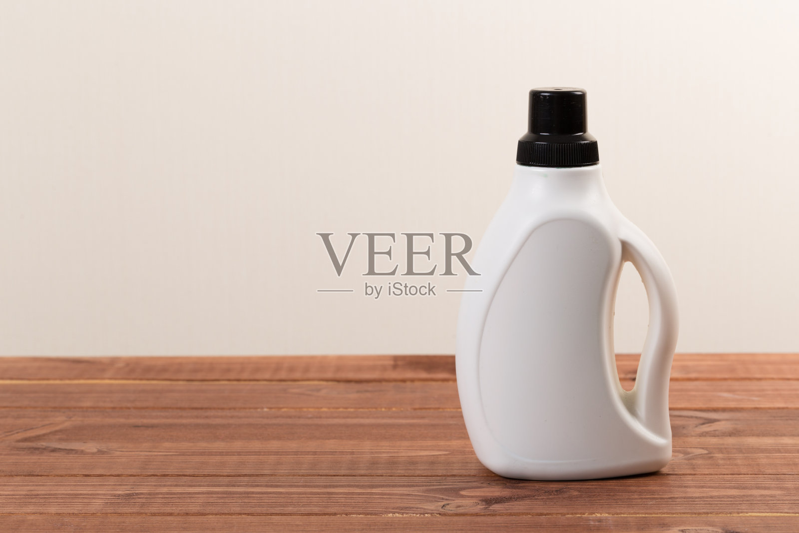 一套清洁产品放在桌子上的彩色背景上。照片摄影图片