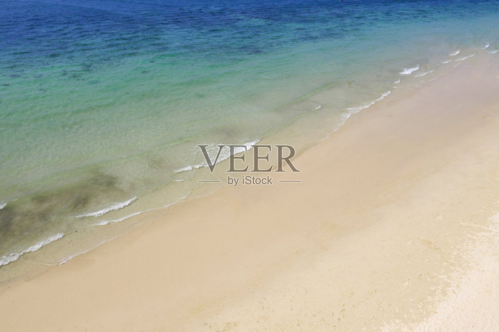 高角度的海滩和美丽的大海在夏天照片摄影图片