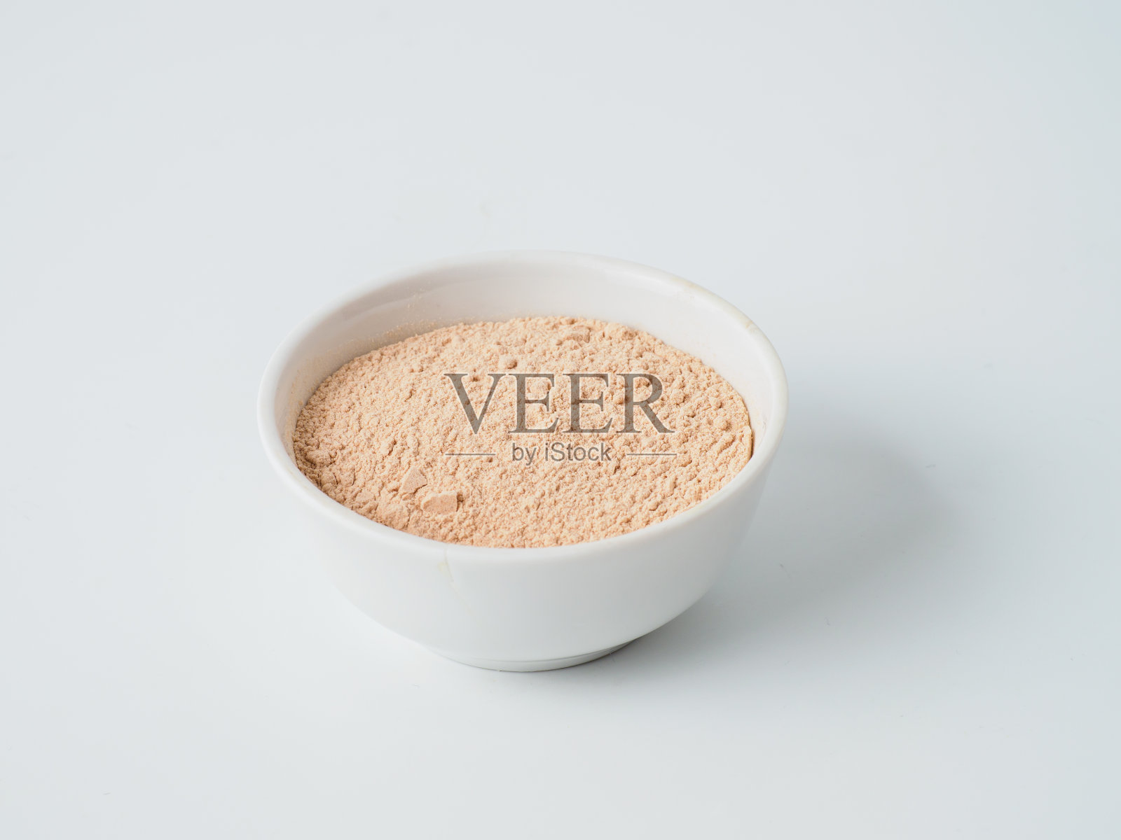 鲁马粉在白色背景上分离。照片摄影图片