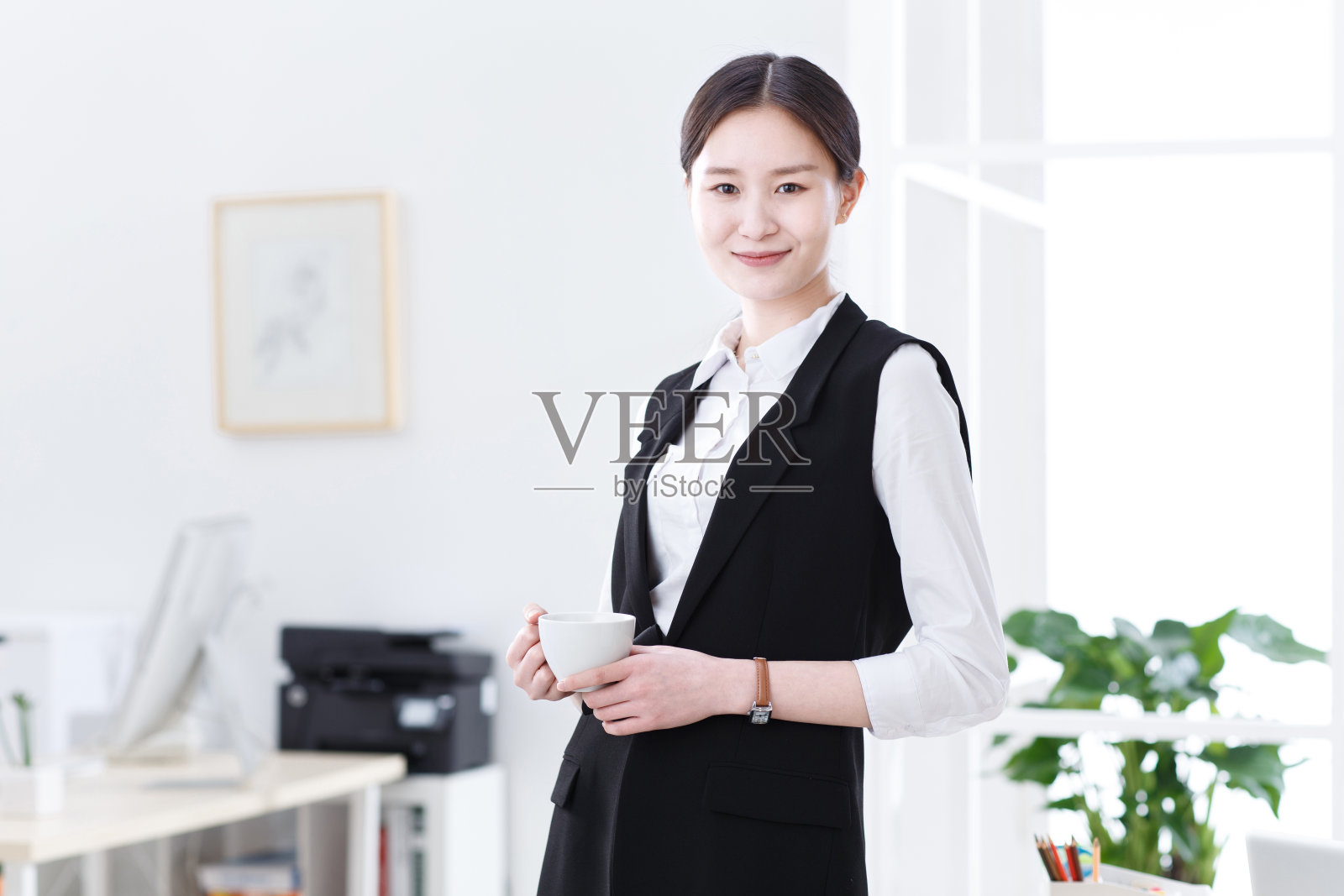 女商人拿着一个杯子照片摄影图片