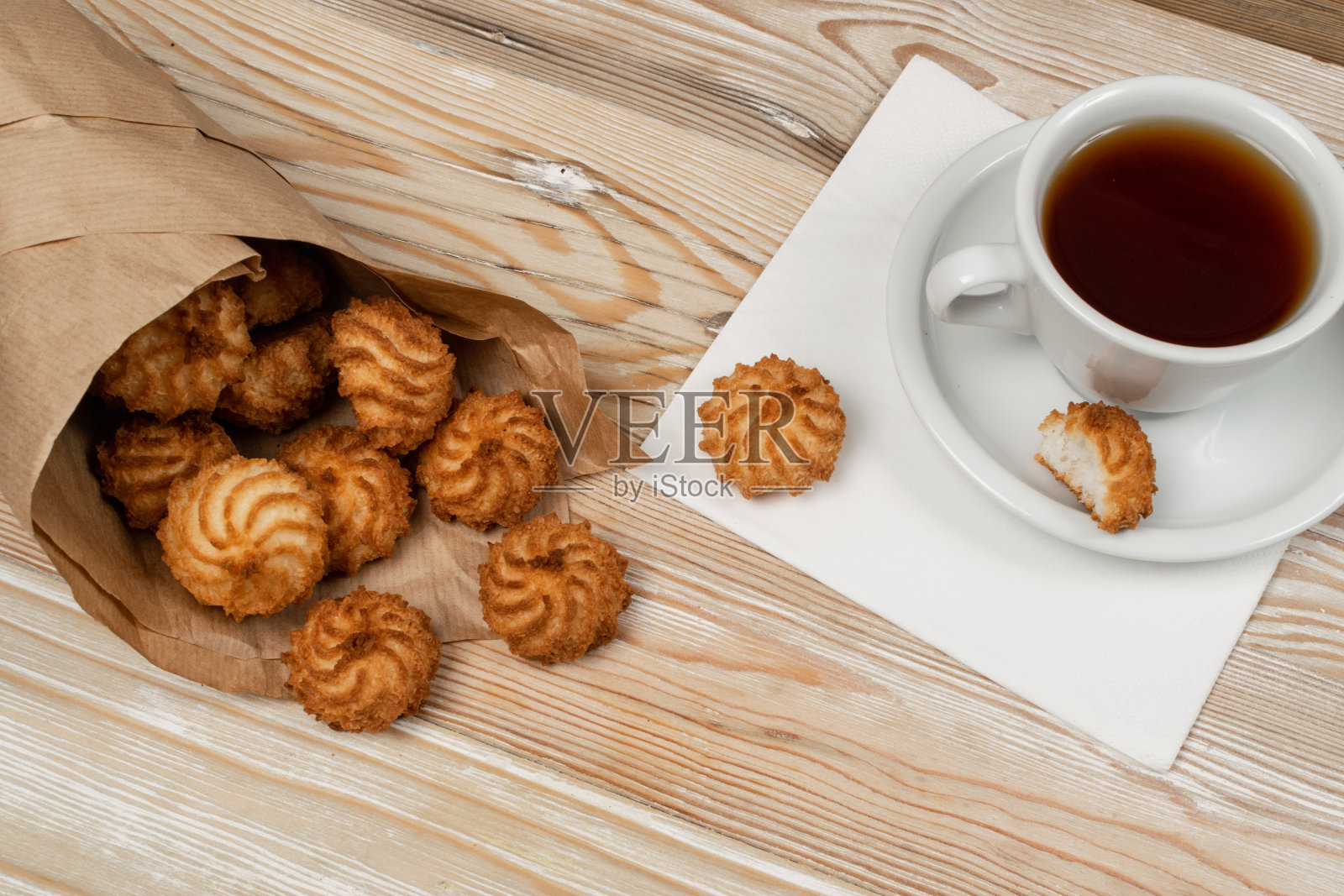 天然烘焙椰子饼干或椰子蛋白杏仁饼配可可脆片照片摄影图片