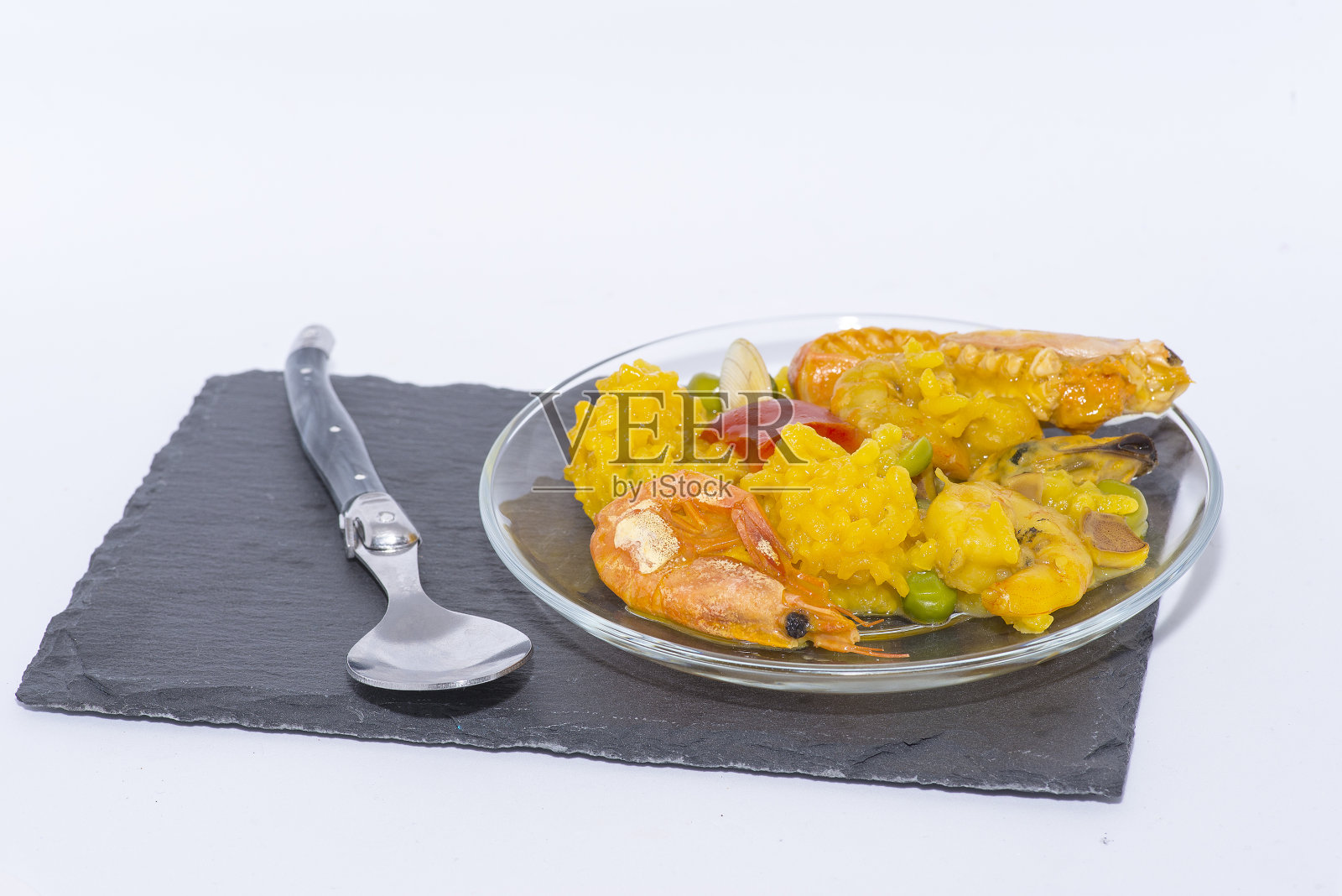 巴伦西亚的海鲜饭。大虾、鱼和蔬菜的米饭照片摄影图片