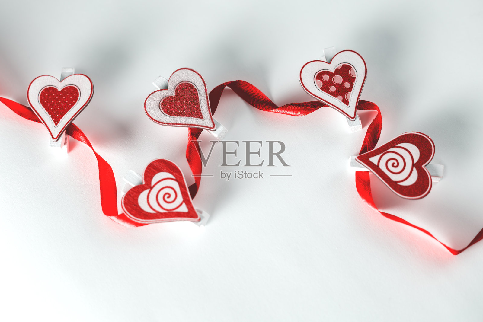 白色背景上的红心。情人节的概念。照片摄影图片