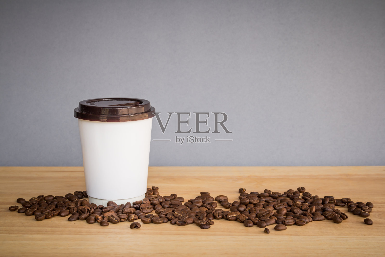 白色的纸咖啡杯放在有复印空间的木桌上照片摄影图片