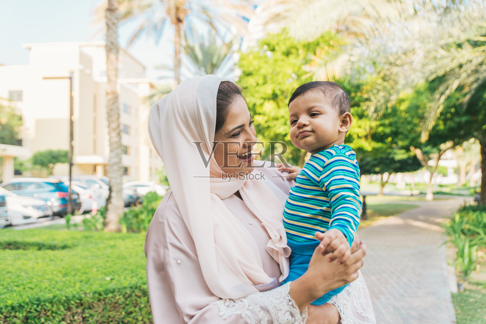 阿拉伯母亲和幼儿在户外玩耍照片摄影图片