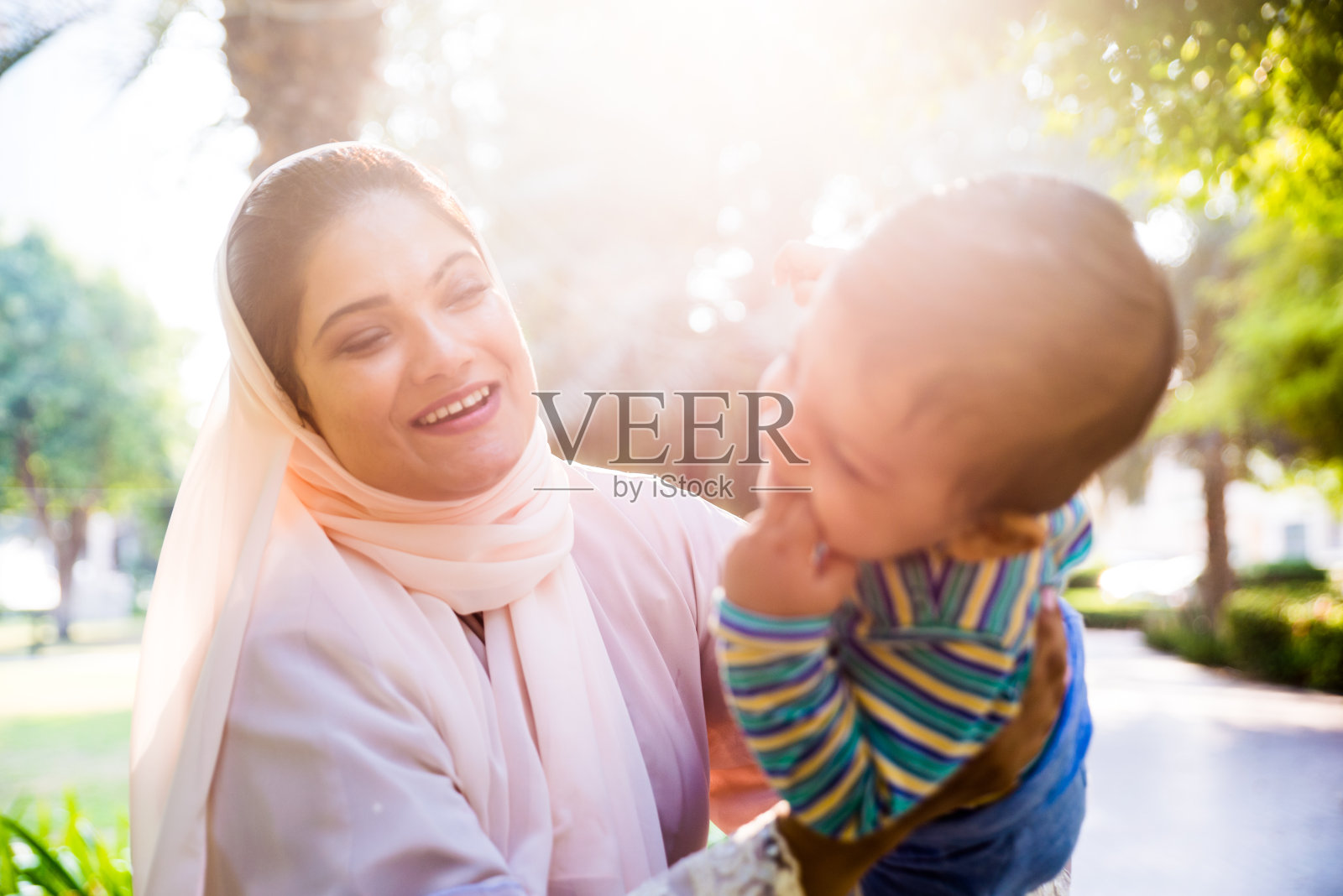 阿拉伯母亲和幼儿在户外玩耍照片摄影图片