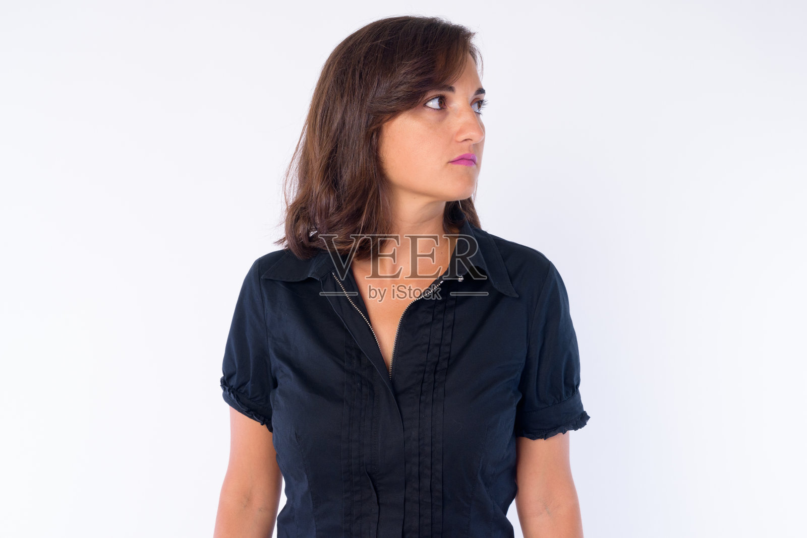 美丽女商人的肖像，一边思考一边看向别处照片摄影图片