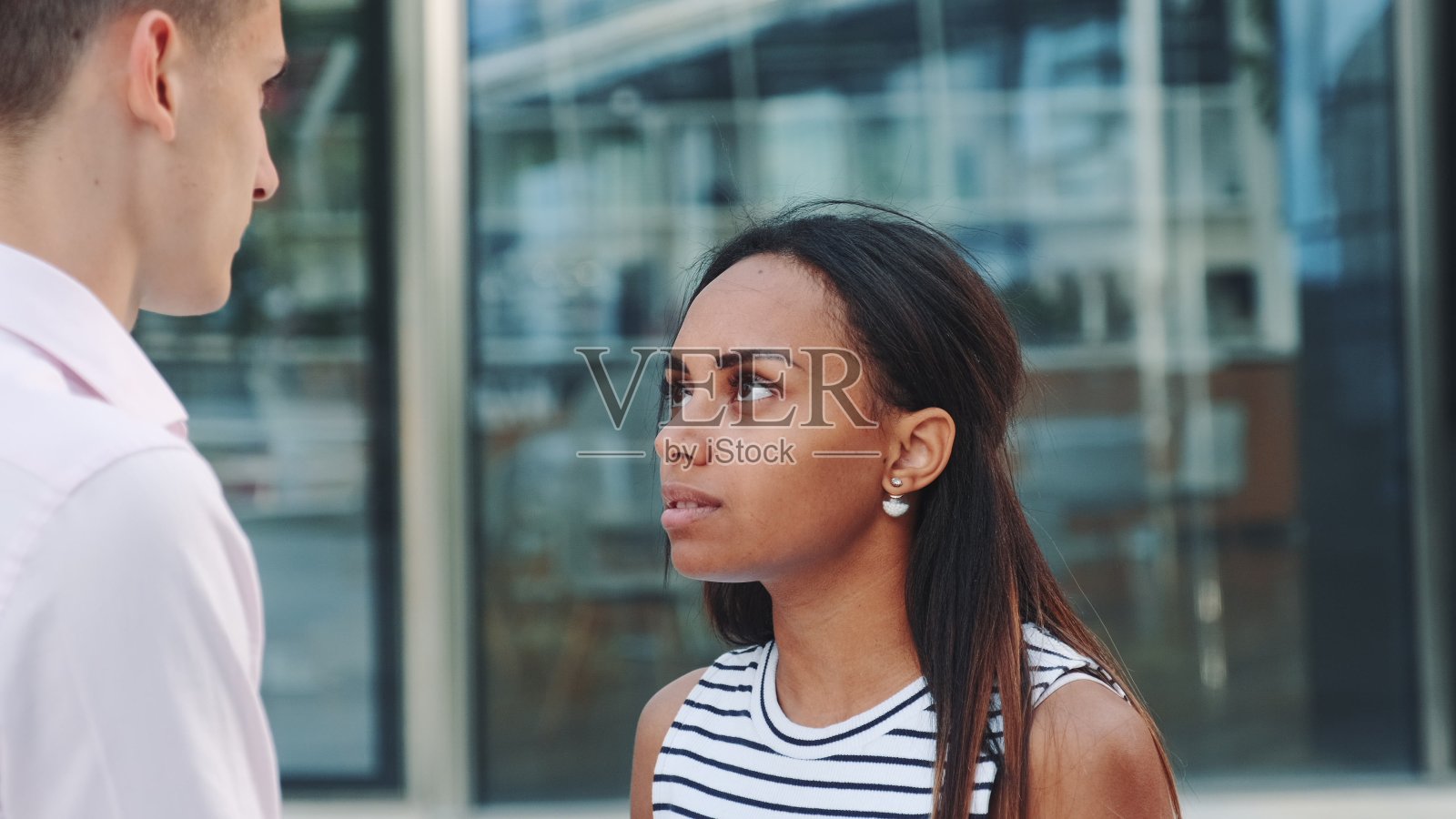 年轻黑人女性在街上与男友争吵后离开的特写镜头照片摄影图片