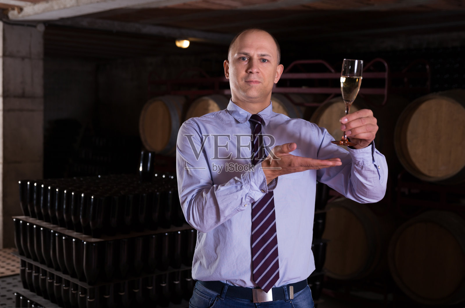 酿酒师邀请品尝葡萄酒照片摄影图片