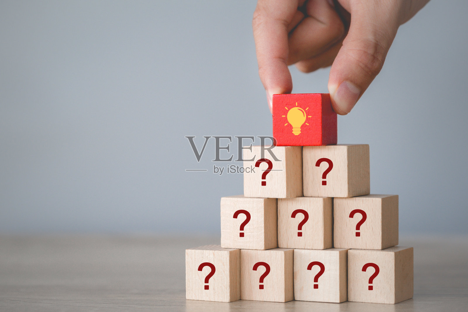 手工排列带图标问号和灯的木块堆垛，用问号概念思考。照片摄影图片