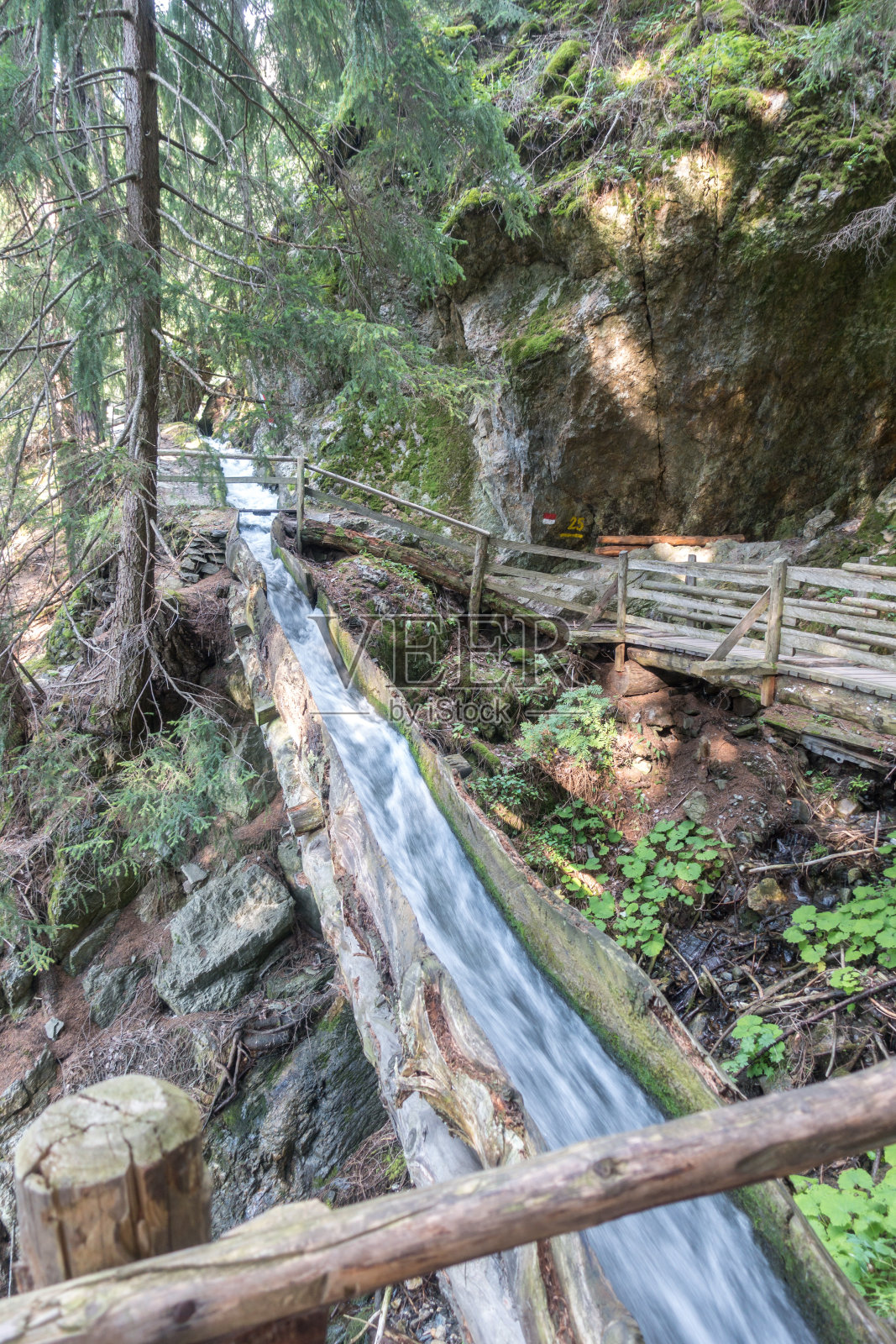伯克瓦尔河道中的湍急水流照片摄影图片