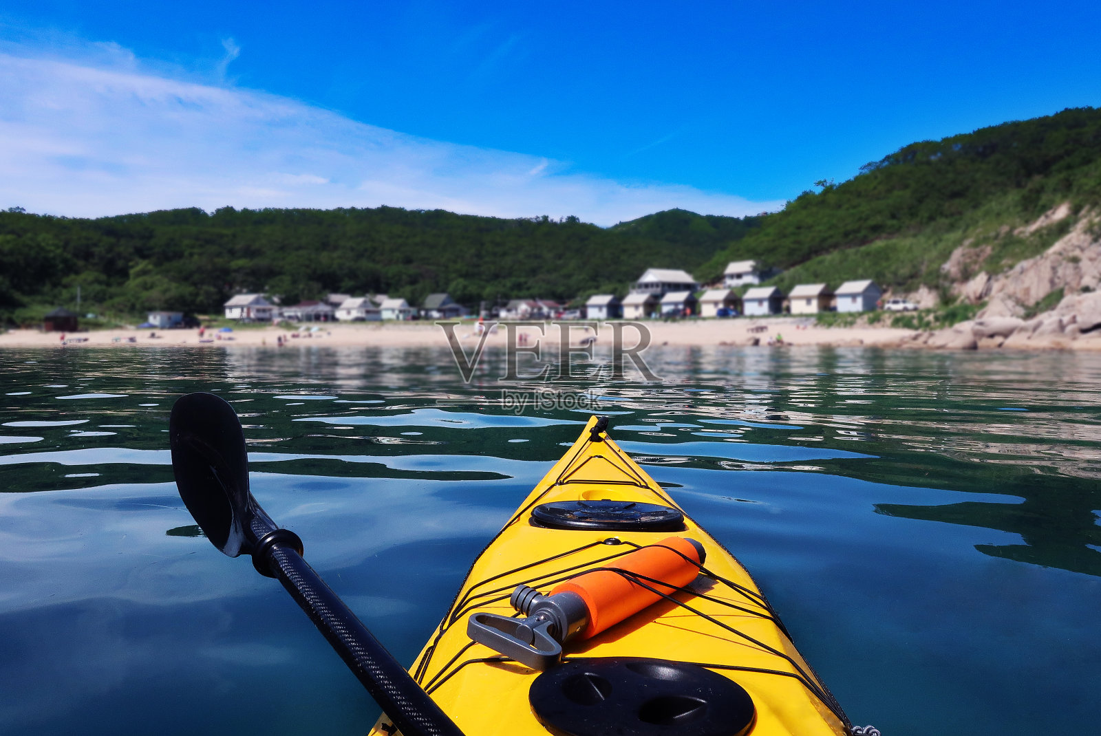 皮划艇在海岸附近的海上。从第一眼看。照片摄影图片
