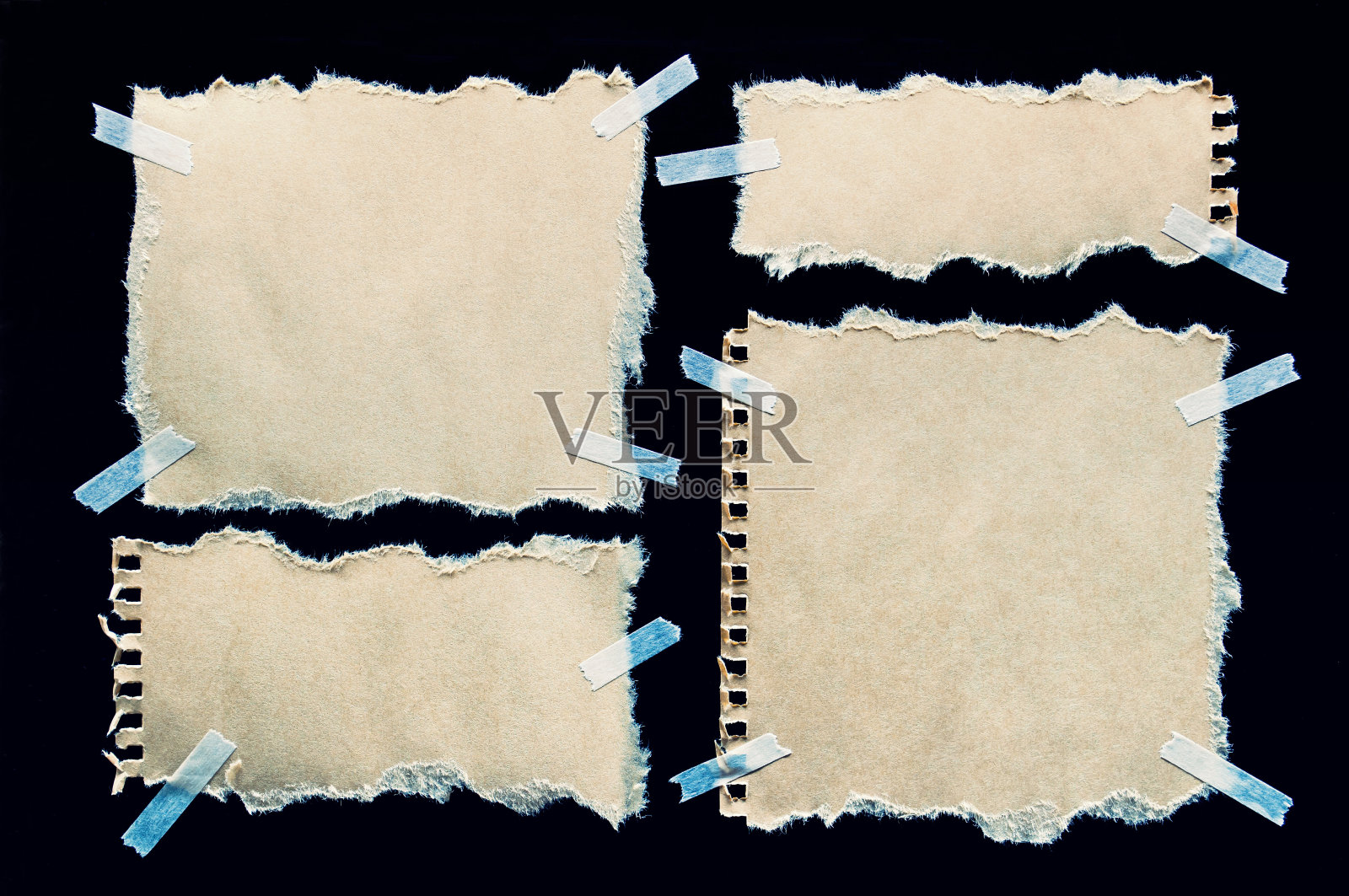 特写撕破的棕色纸在垃圾黑板上，黑板纹理的背景。纸笔记，牛皮纸空间的文字与纸带，图案或抽象背景。照片摄影图片