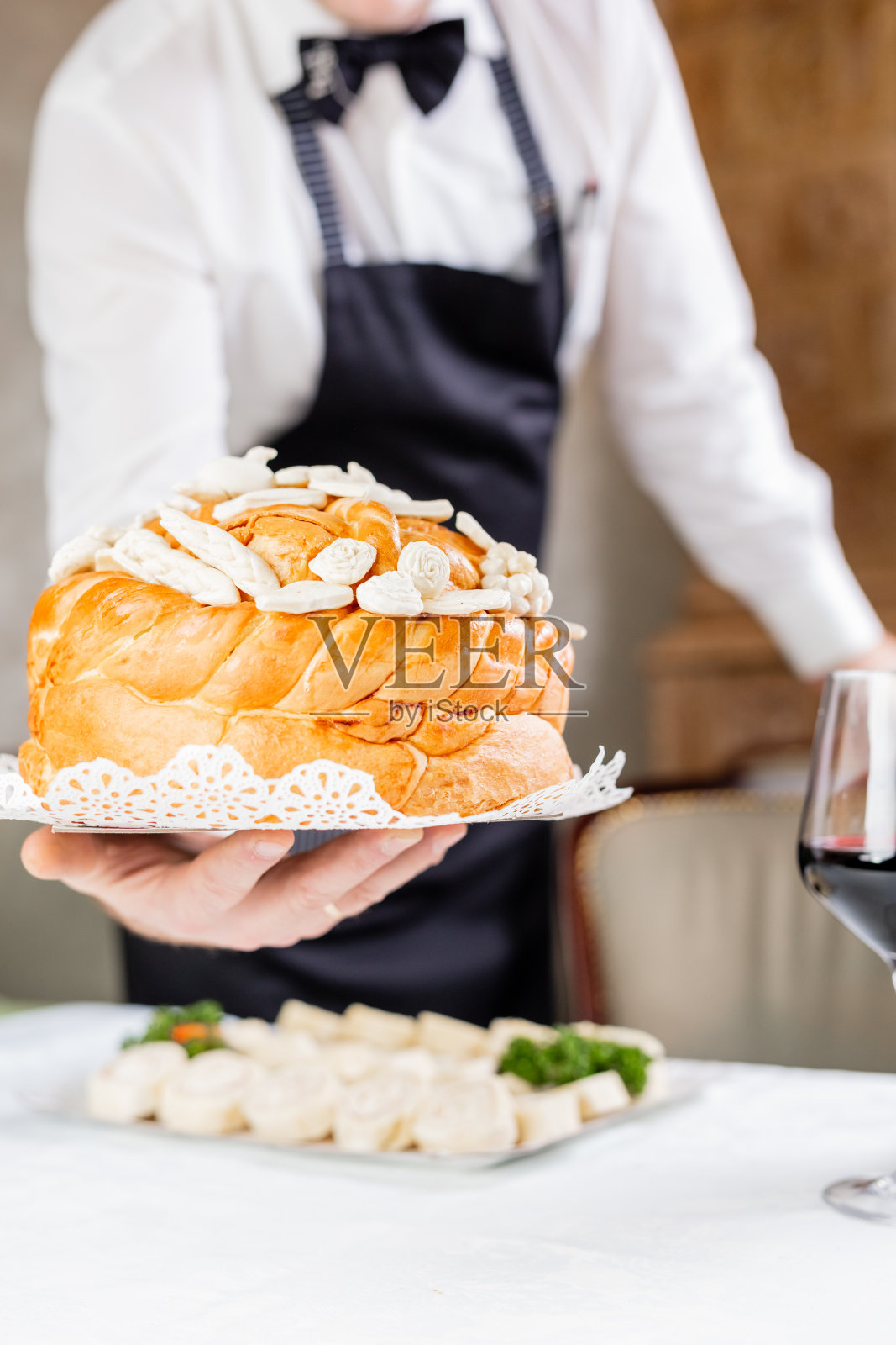 服务员将自制面包端上桌照片摄影图片