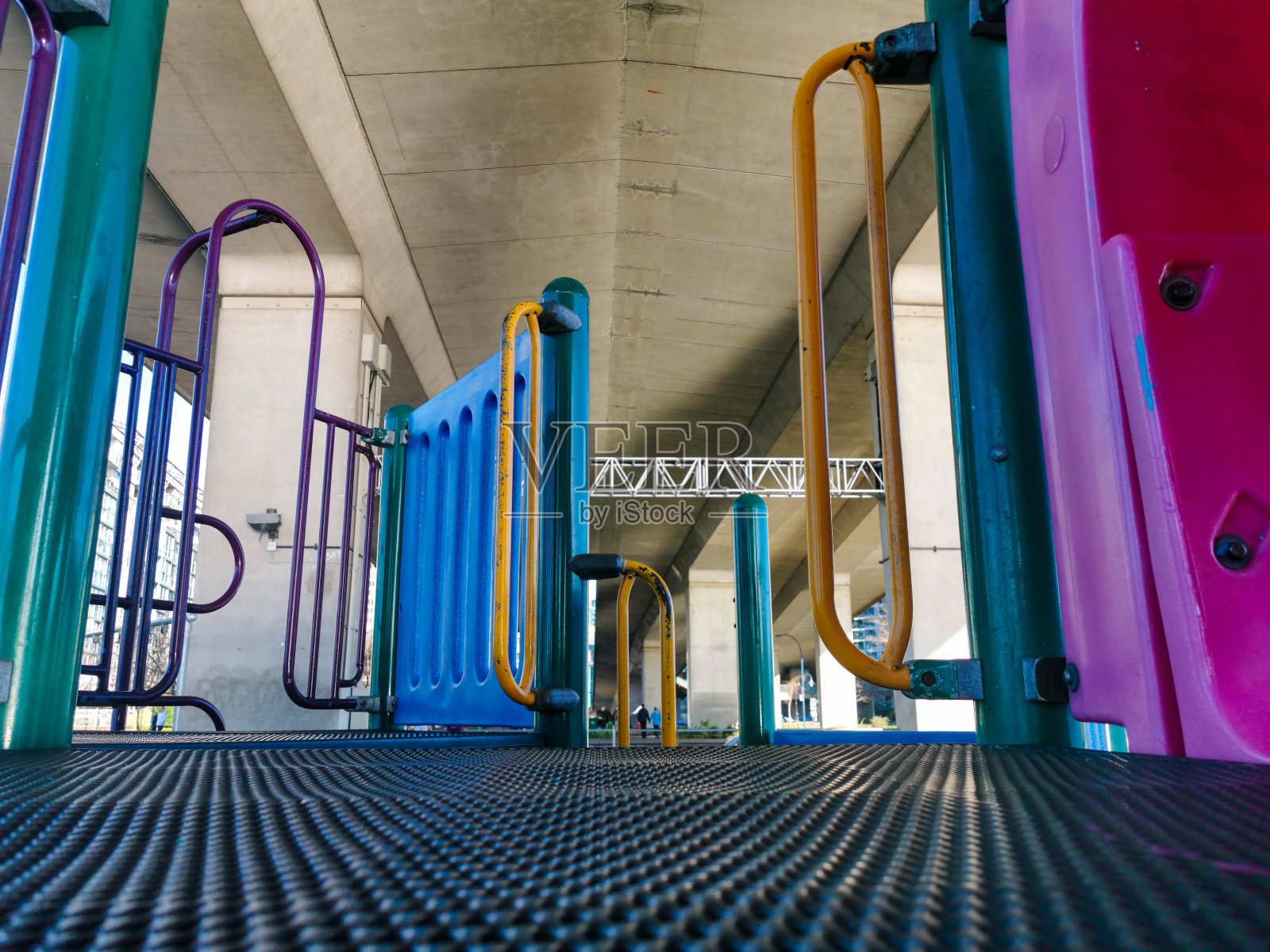 儿童操场明亮的颜色滑梯设备照片摄影图片