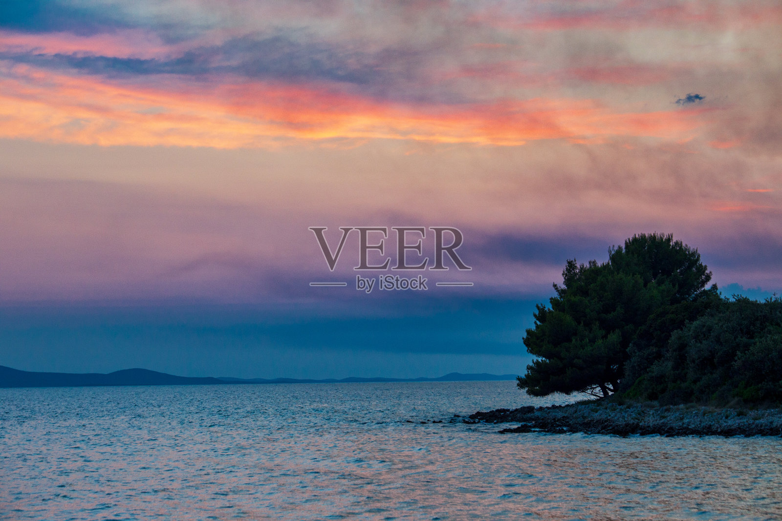 亚得里亚海上五颜六色的暮色。照片摄影图片