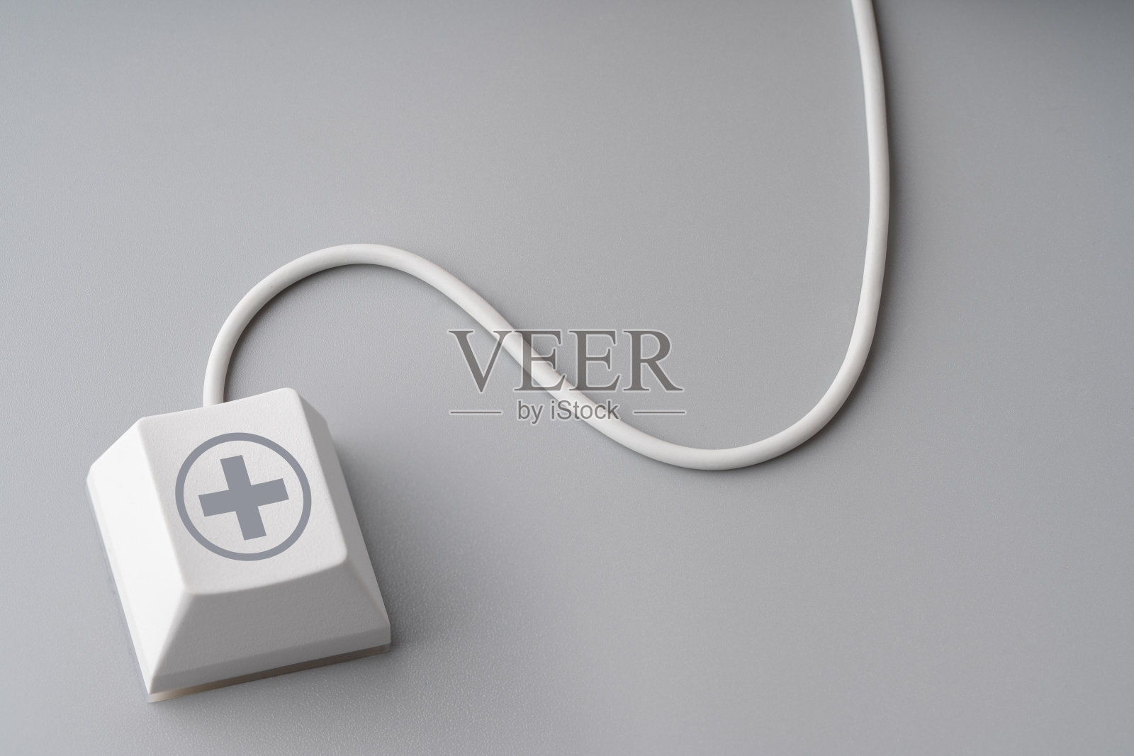 带有线缆鼠标的键盘上的医疗图标照片摄影图片