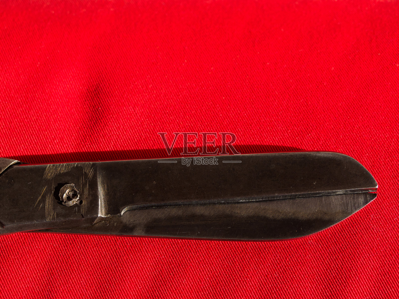 复古金属剪刀上的红色背景照片摄影图片