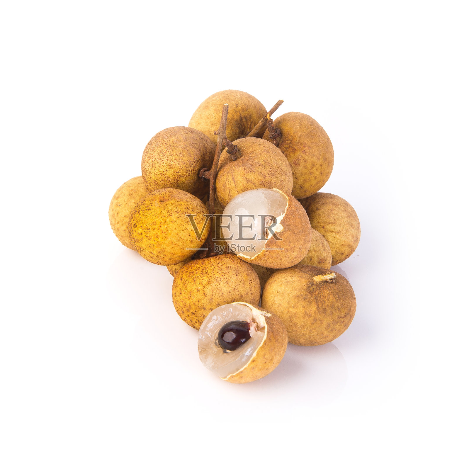 背景是新鲜的龙眼照片摄影图片