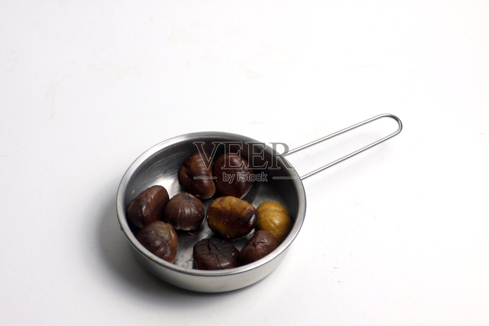 煎锅炸甜栗子孤立在白色的背景平坦lay照片摄影图片