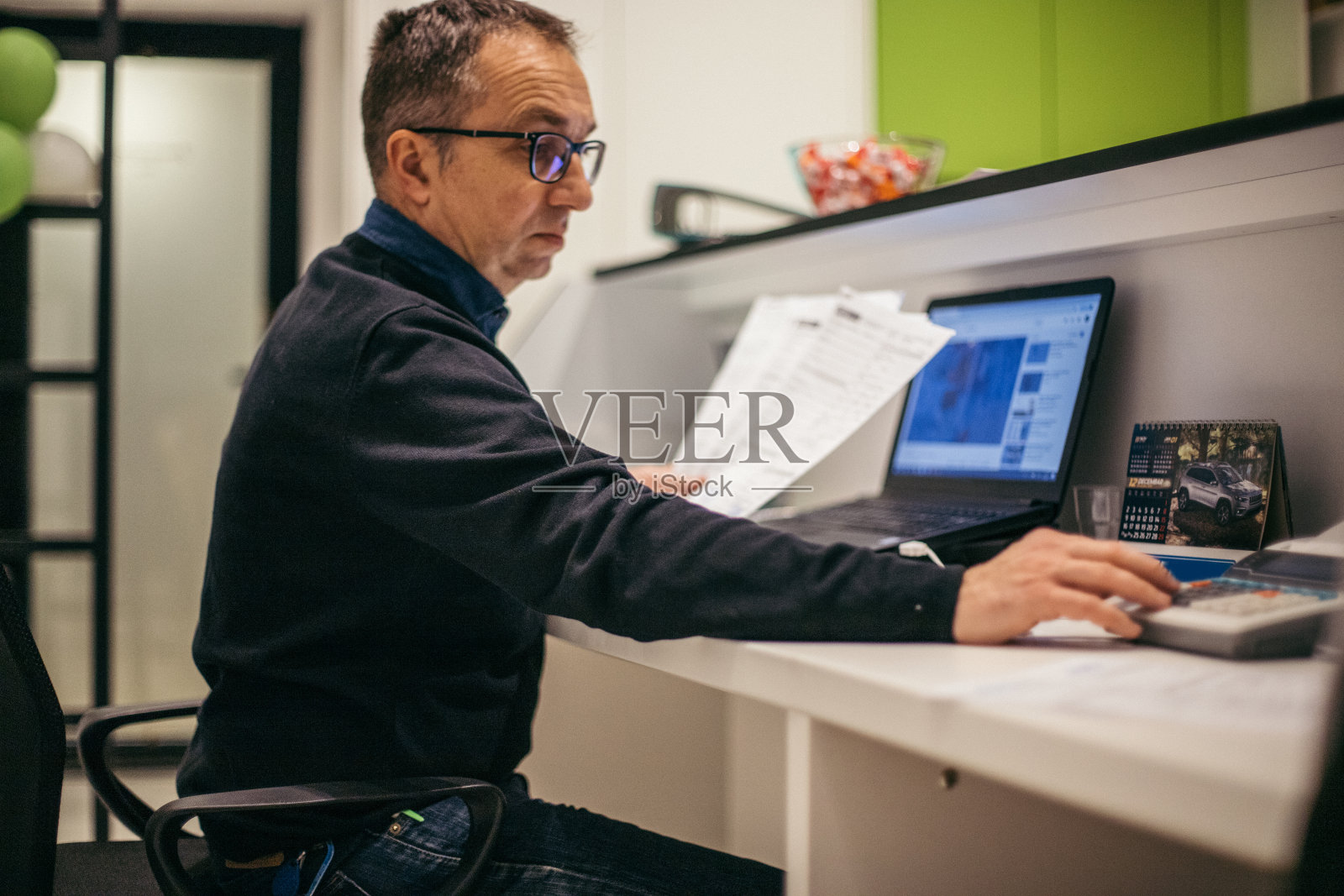 忙碌的成年人在办公室工作照片摄影图片