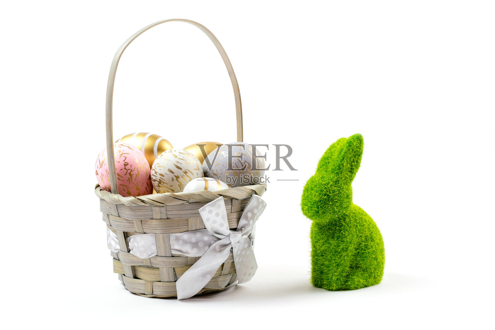 复活节快乐金光装饰的鸡蛋在篮子孤立的白色背景。用于贺卡，促销，海报，传单，网页横幅，文章照片摄影图片