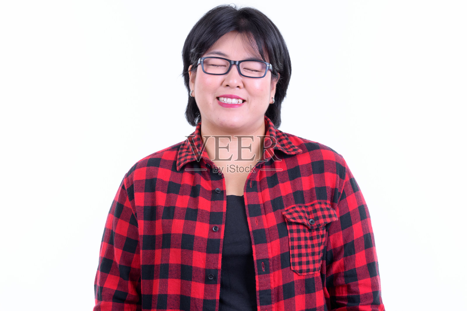 脸快乐超重的亚洲潮女人放松与闭上眼睛照片摄影图片