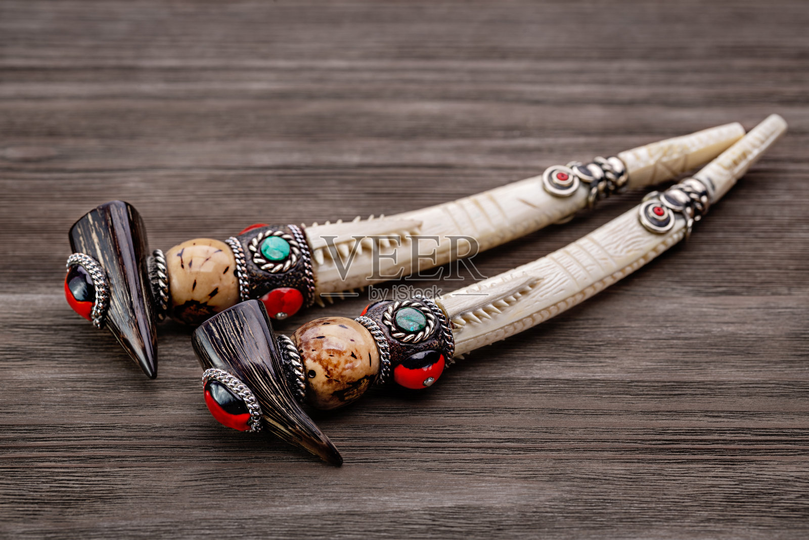 在棕色的木制背景上放着两支烟斗。照片摄影图片