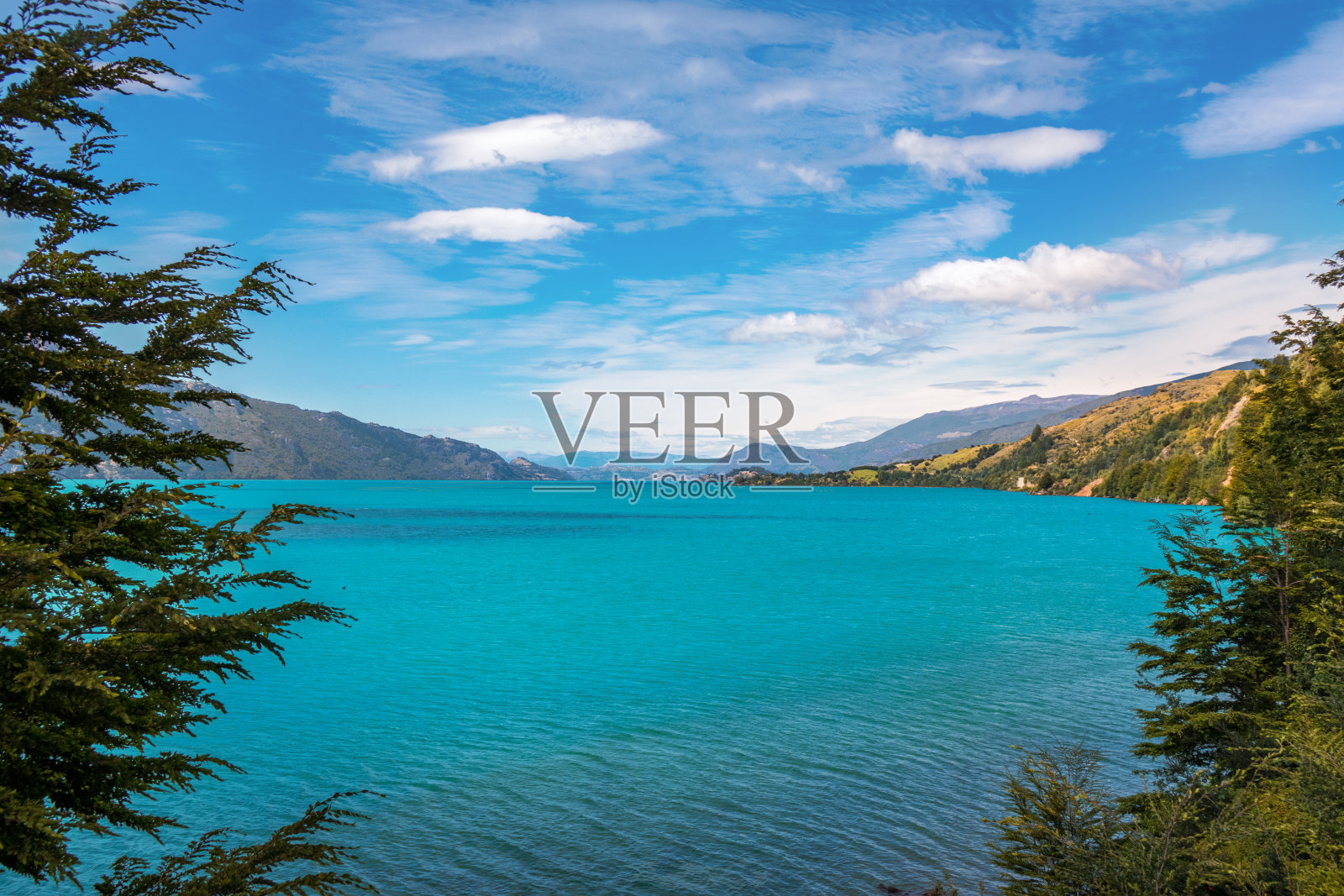 卡雷拉将军湖和美丽的群山景观，智利，巴塔哥尼亚，南美洲照片摄影图片