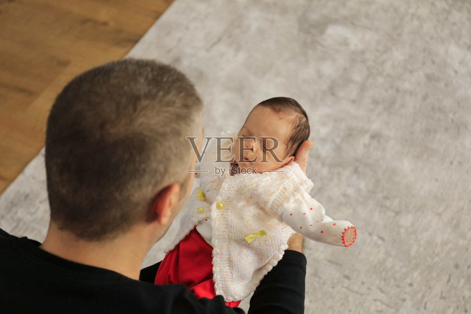 父亲和新生婴儿照片摄影图片