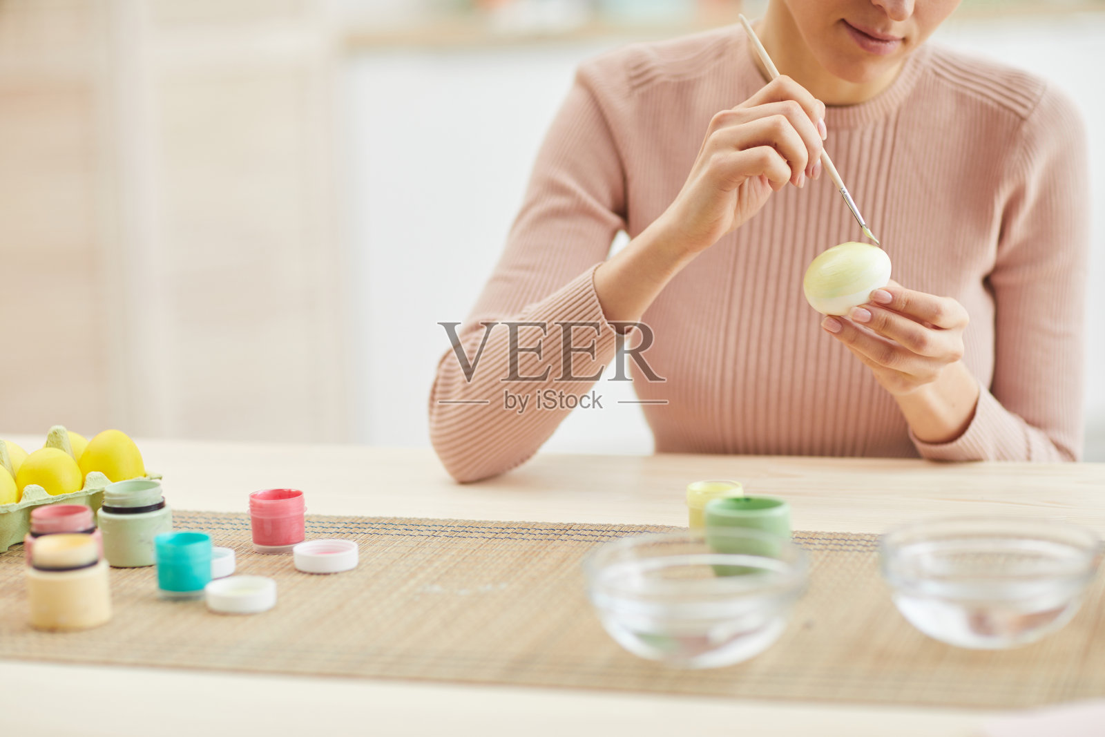 正在绘制复活节彩蛋的女士照片摄影图片