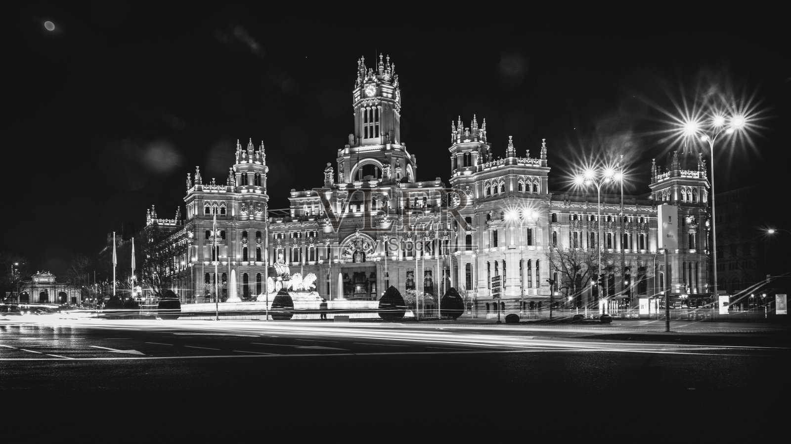 单色广场的Cibeles晚上，格兰维亚，西班牙马德里照片摄影图片