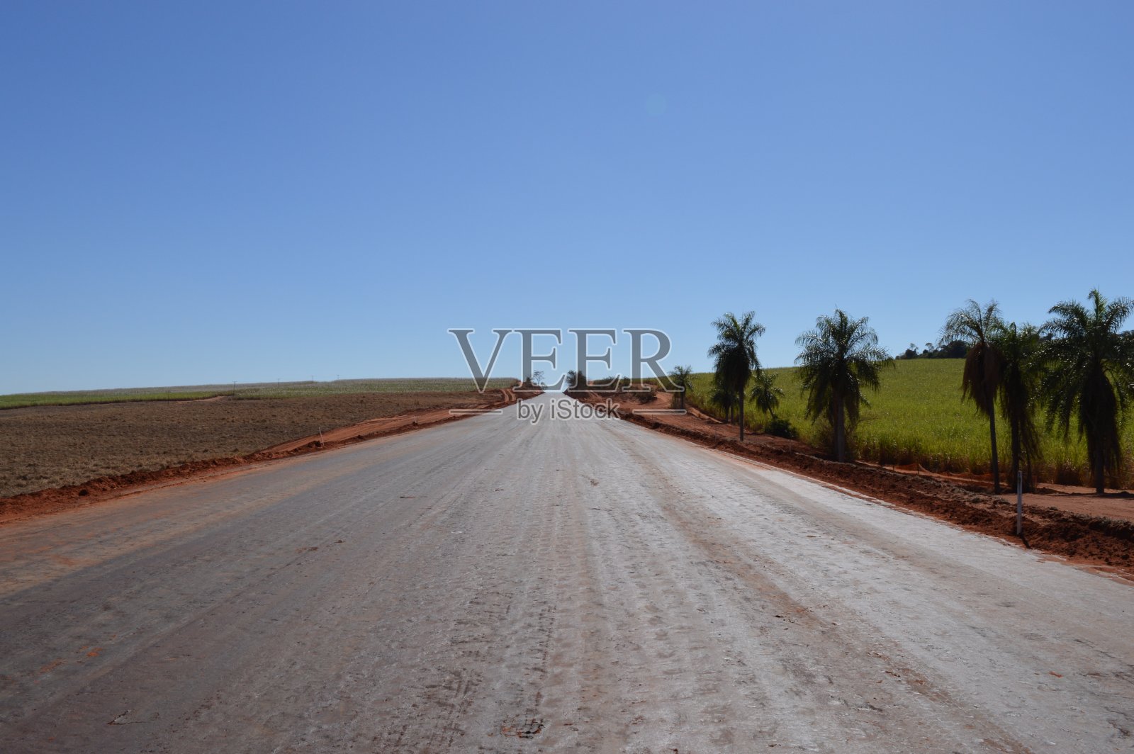 从地球到沥青从过去到未来照片摄影图片