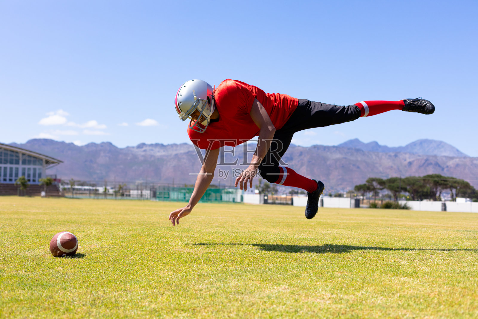 进行足球比赛的足球运动员照片摄影图片